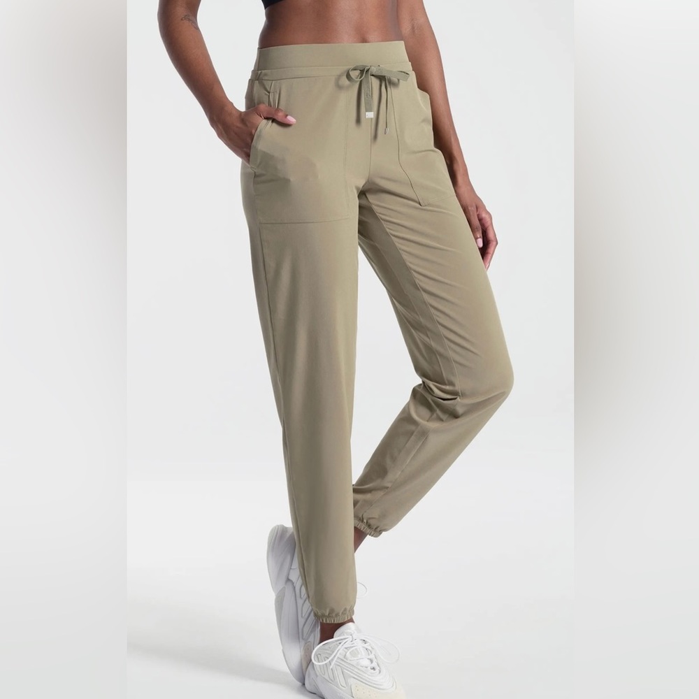 NWT LOLE OlivIe Joggers in color Aloe